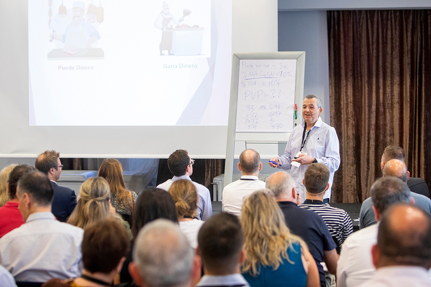 Emilio Abalos durante una ponencia sobre gestión para pymes