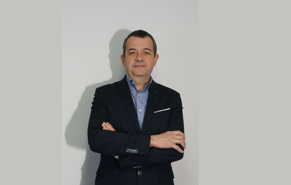 Retrato profesional de Emilio Abalos