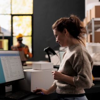 Empresario revisando sus márgenes y cuenta de resultados en un ordenador